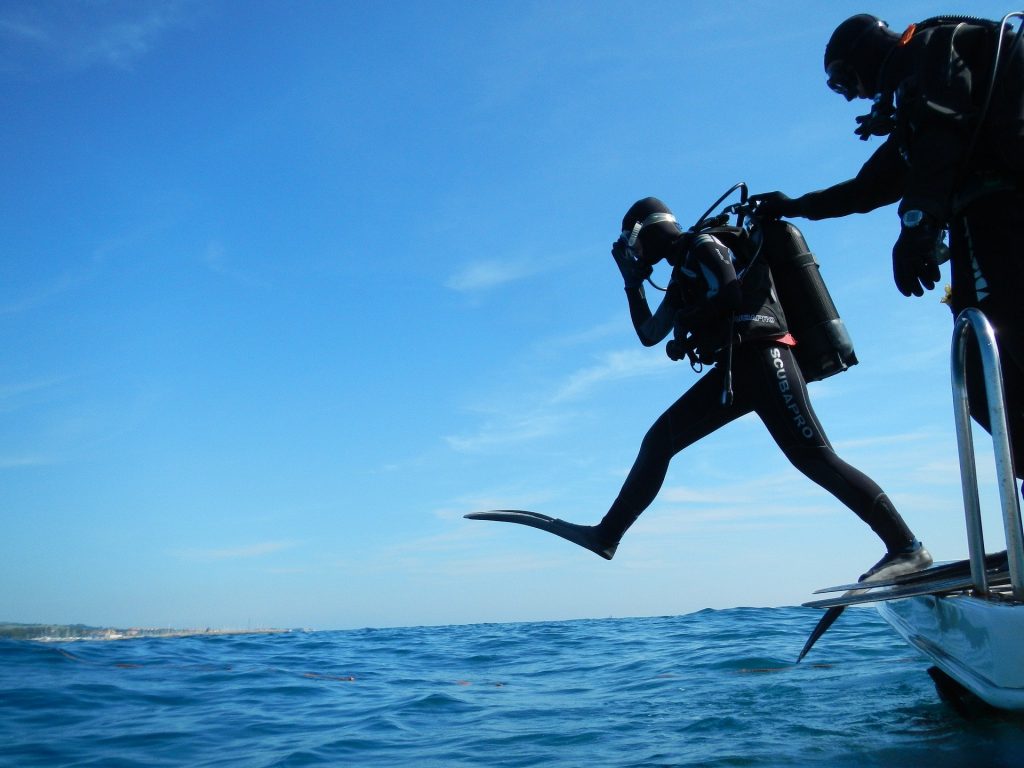 Imagem de mergulhador pulando na água para ilustrar post sobre 6 dicas de mergulho para iniciantes